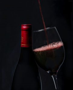 photo vin rouge et bouteille